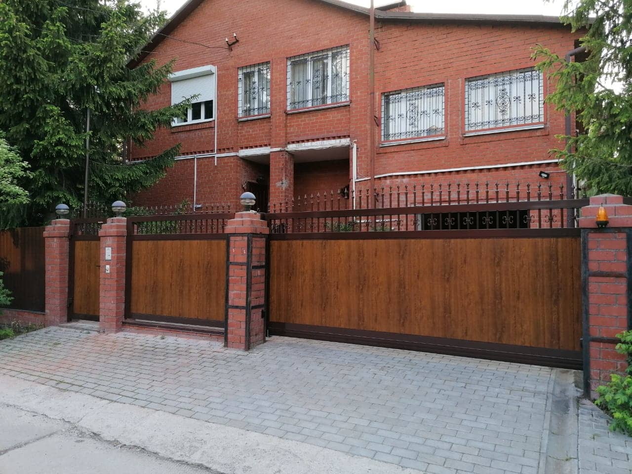 Уличные ворота DoorHan в Астрахани с установкой