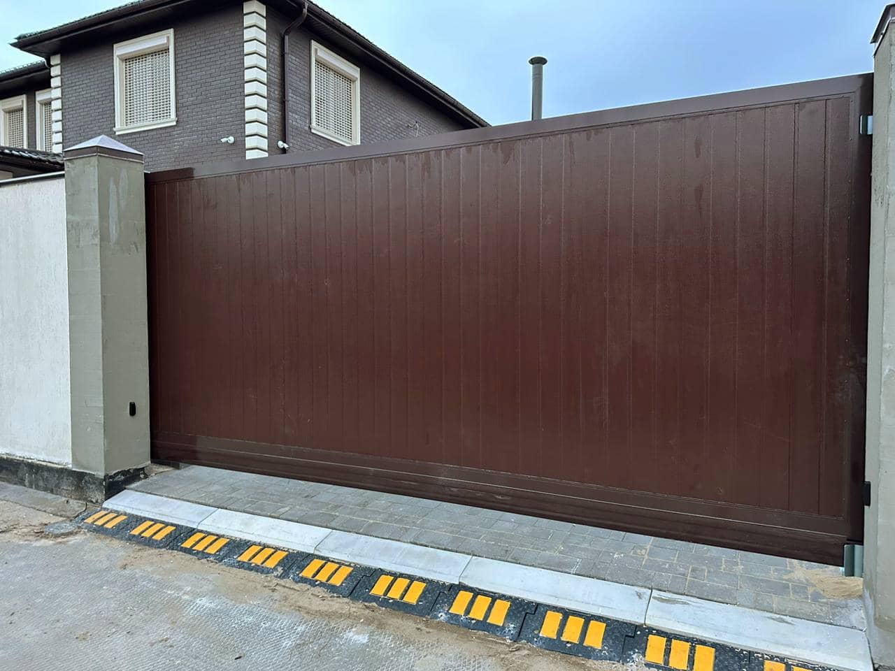 Уличные ворота DoorHan в Астрахани с установкой